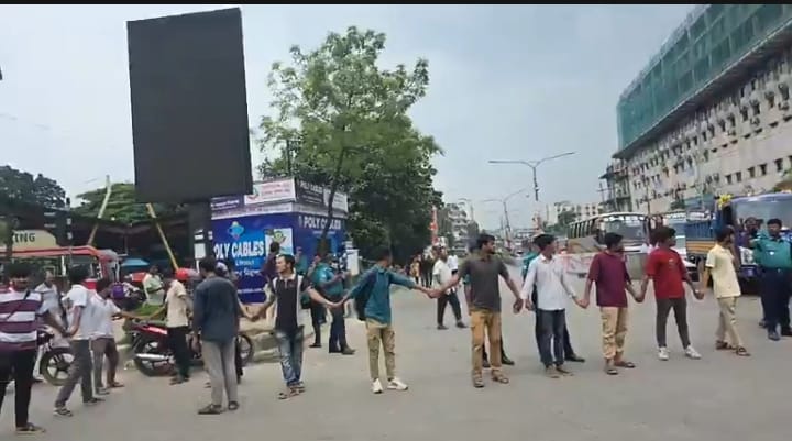 শিক্ষা সিন্ডিকেটের প্রতিবাদে সড়ক অবরোধে বাঙলা কলেজ শিক্ষার্থীরা